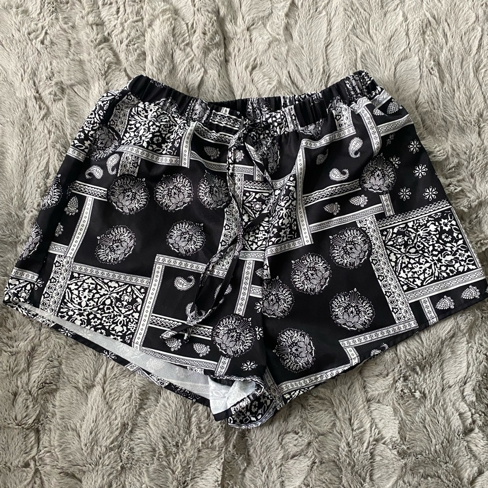 SHEIN || Medium || Black & White